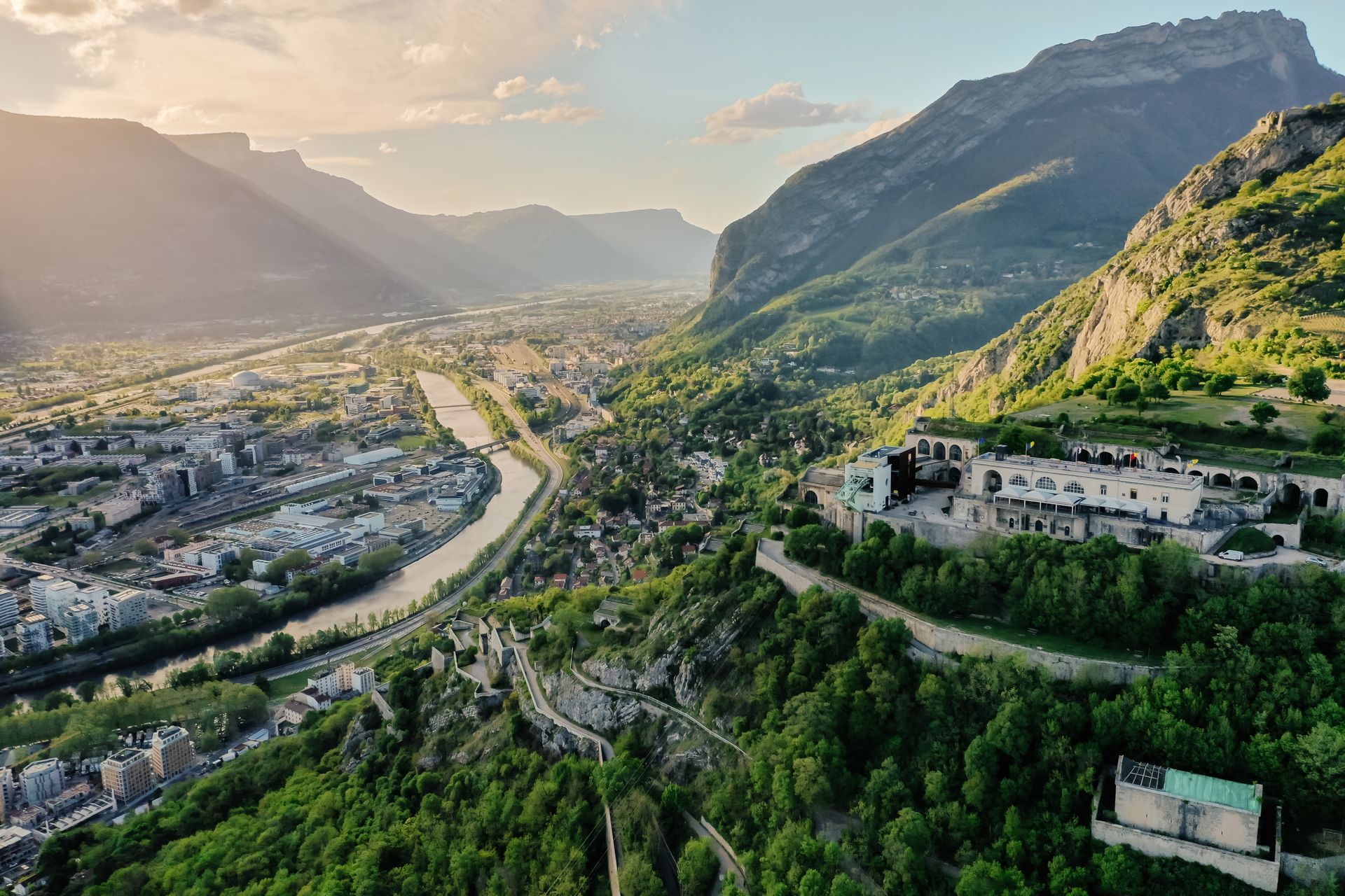 Grenoble et les Alpes au coucher du soleil — conciergerie Casa Alpina